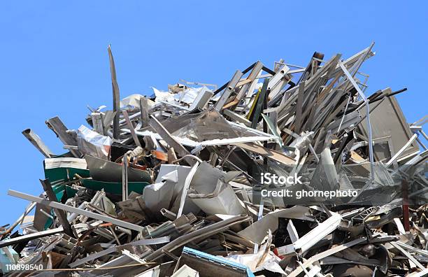 Photo libre de droit de Ferraille banque d'images et plus d'images libres de droit de Lieu d'enfouissement des déchets - Lieu d'enfouissement des déchets, Matériau de construction, Aluminium