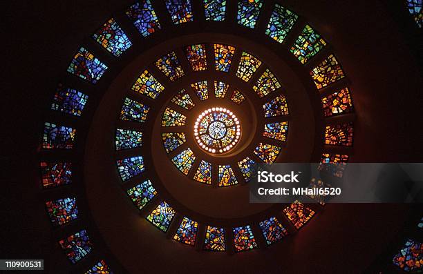Спираль Витражи — стоковые фотографии и другие картинки Цветное стекло - Цветное стекло, Спираль, Окно
