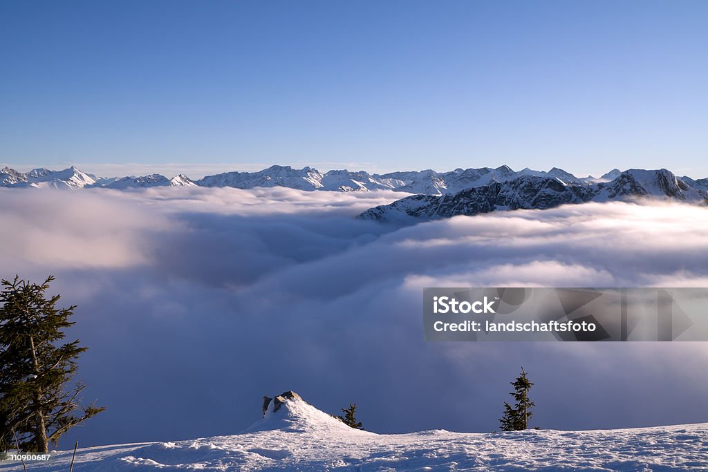 Sopra le nuvole - Foto stock royalty-free di Alpi