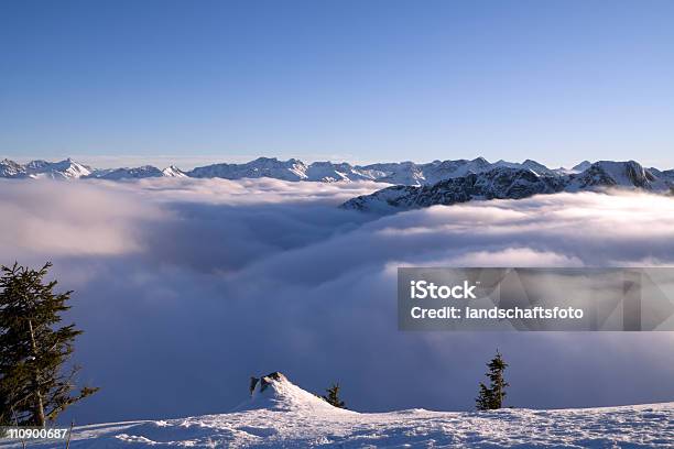 Sopra Le Nuvole - Fotografie stock e altre immagini di Alpi - Alpi, Ambientazione esterna, Ambientazione tranquilla