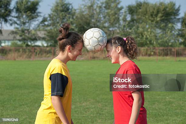 Mädchenfußball Stockfoto und mehr Bilder von 18-19 Jahre - 18-19 Jahre, Aktivität, Aktivitäten und Sport