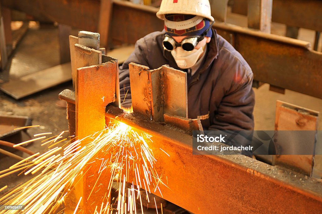 Trabalhador usando lanternas Cortador cortar de metal - Foto de stock de Soldar royalty-free