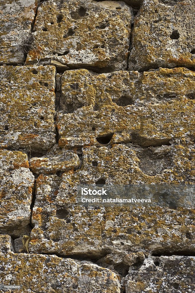 古い石の壁 - ひびが入ったのロイヤリティフリーストックフォト