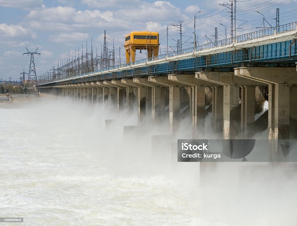 Reset de agua en estación hidroeléctrica por el río - Foto de stock de Agua libre de derechos