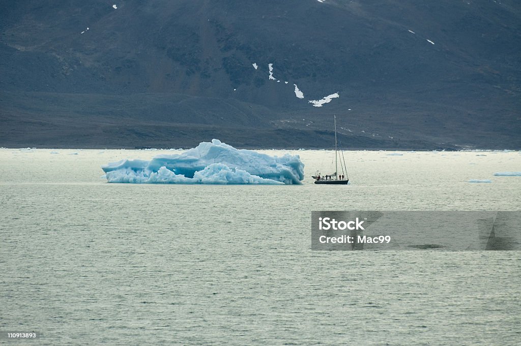 Barco de vela con iceberg - Foto de stock de Agua libre de derechos