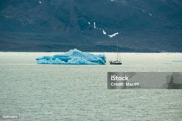Barco De Vela Con Iceberg Foto de stock y más banco de imágenes de Agua - Agua, Aire libre, Aislado