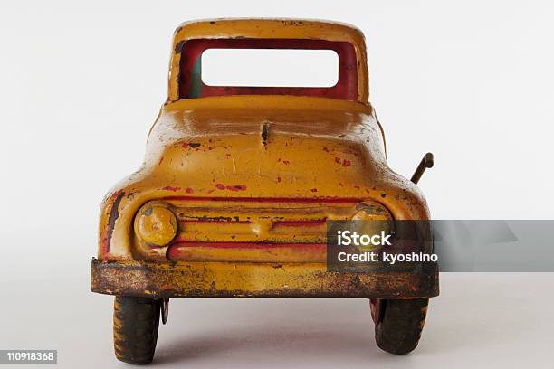 Rusty Estañado Aislado Fotografía De Un Camión De Juguete Sobre Fondo Blanco Foto de stock y más banco de imágenes de Amarillo - Color