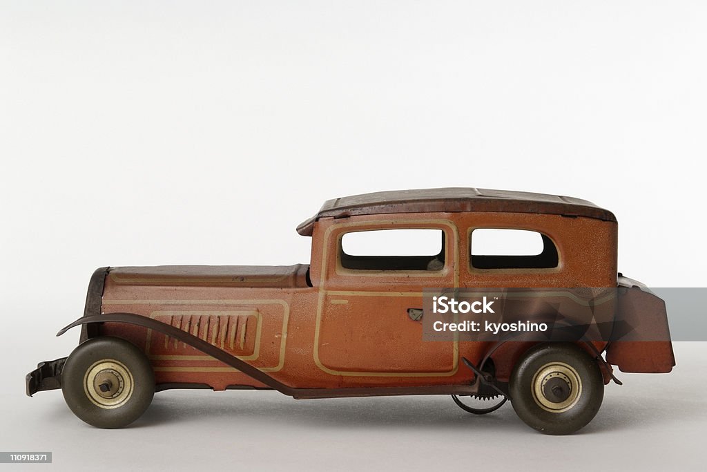 solated toma de vintage coche de juguete clásico sobre fondo blanco - Foto de stock de Anticuado libre de derechos