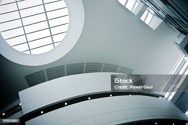 Moderno Edificio Foto de stock y más banco de imágenes de Abstracto - Abstracto, Aluminio, Arquitectura
