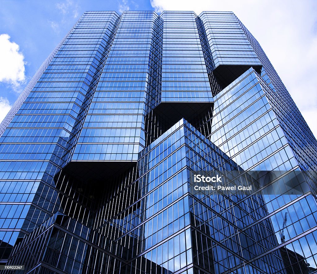 Nachschlagen auf blauem Glas Modernes apartment in Toronto - Lizenzfrei Architektur Stock-Foto