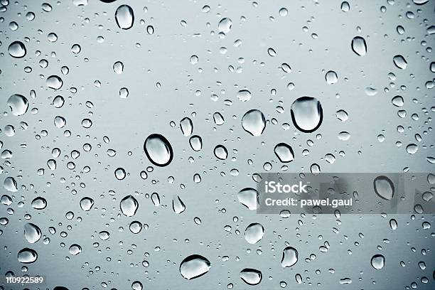 Foto de Gotas De Água Em Tons De Imagem e mais fotos de stock de Gota - Líquido - Gota - Líquido, Água, Pingo de Chuva