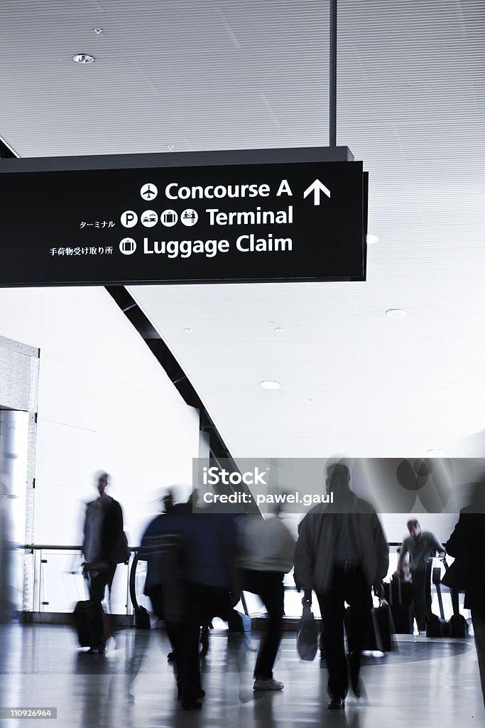 Persone in Movimento sfocato in aeroporto - Foto stock royalty-free di Aeroporto