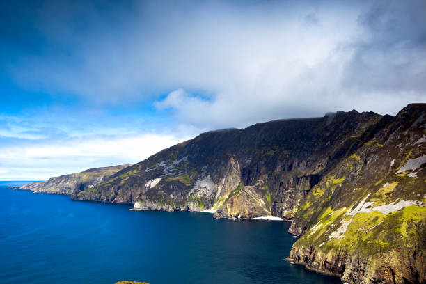 slieve лига скалы в ирландии - overcast republic of ireland cloudscape cloud стоковые фото и изображения