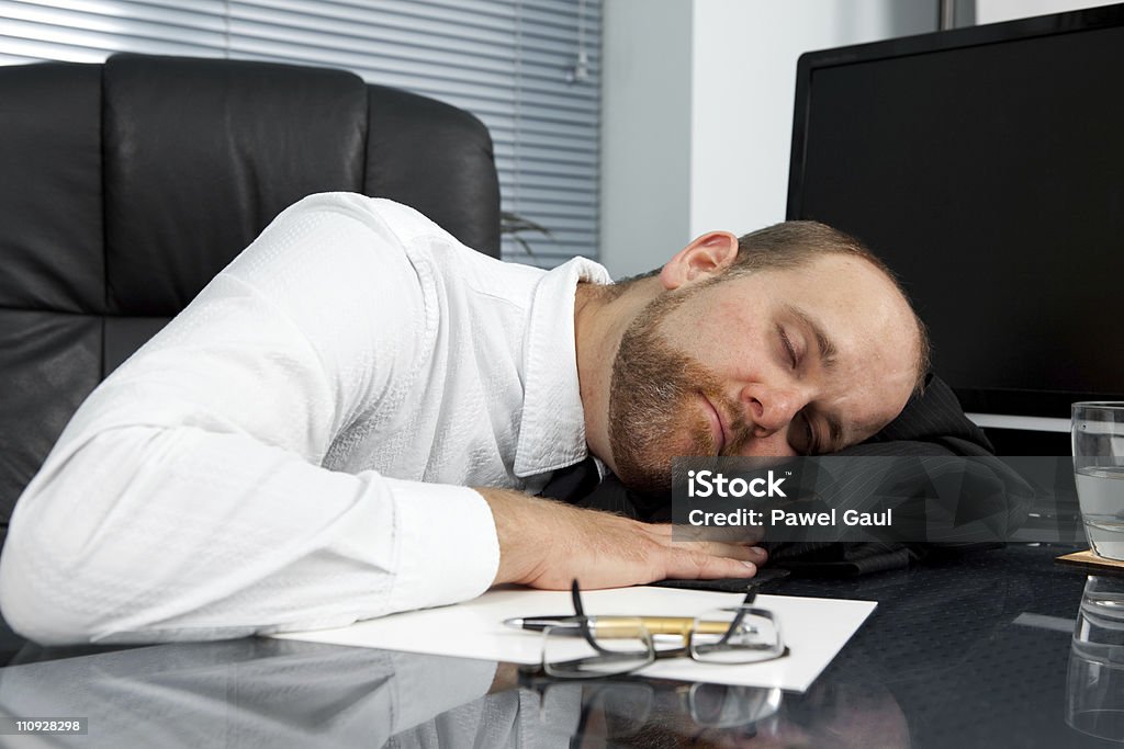 Dormire sul posto di lavoro - Foto stock royalty-free di Adulto