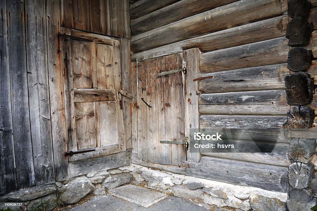 Celeiro com duas portas - Foto de stock de Abandonado royalty-free