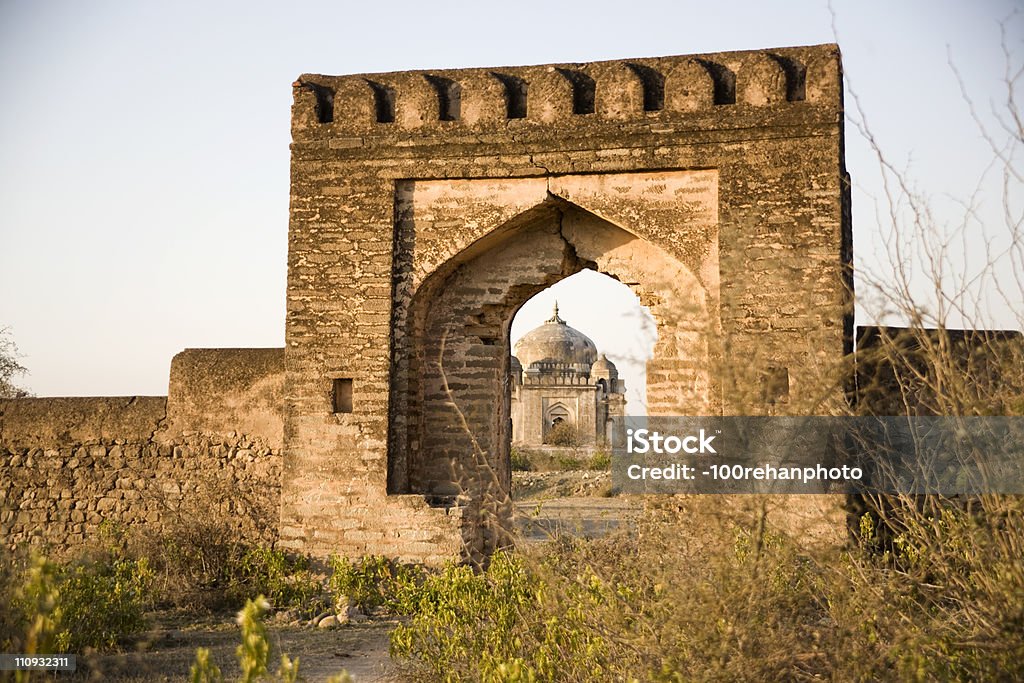 Porta d'ingresso di un santuario. - Foto stock royalty-free di Antico - Condizione