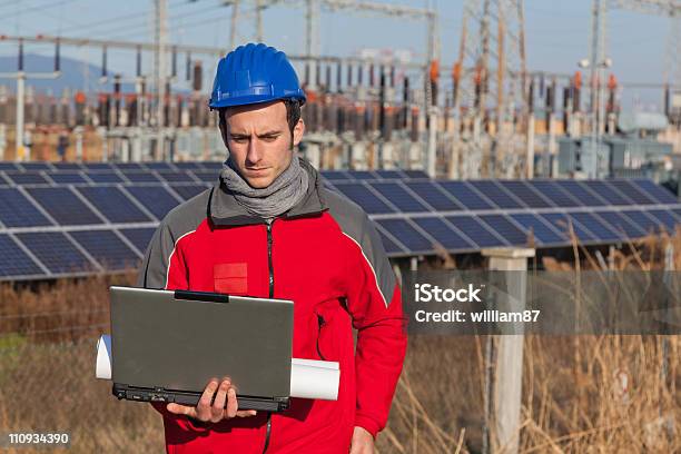 Ingegnere Al Lavoro In Un Impianto Di Energia Solare - Fotografie stock e altre immagini di Abbigliamento casual