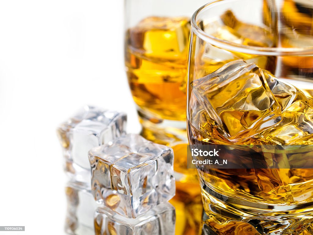 Cubetti di ghiaccio e whisky sulle rocce in occhiali - Foto stock royalty-free di Acqua potabile