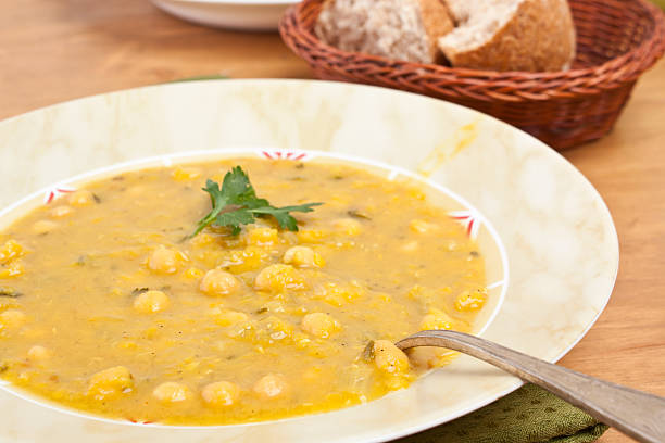 garbanzo y la sopa de lentejas - yellow split pea soup fotografías e imágenes de stock
