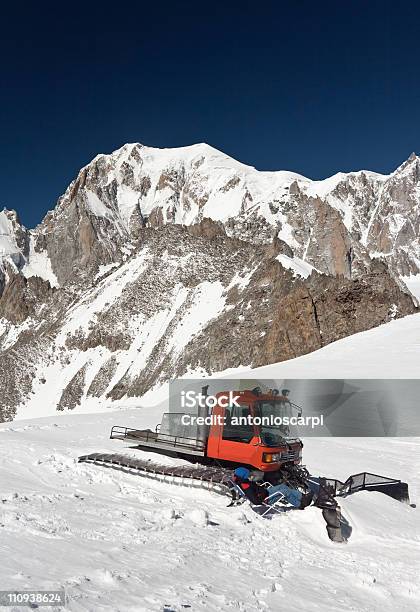 Snowcat E Mont Blanc - Fotografias de stock e mais imagens de Adulto - Adulto, Alpes Europeus, Alpes Peninos