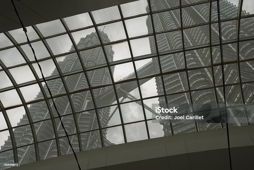 Rascacielos con techo de vidrio - Foto de stock de Alto - Descripción física libre de derechos