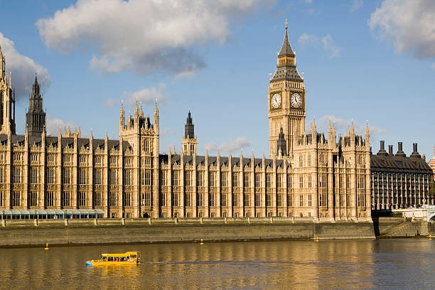 casas del parlamento y el big ben, london - river passenger ship nautical vessel military ship fotografías e imágenes de stock