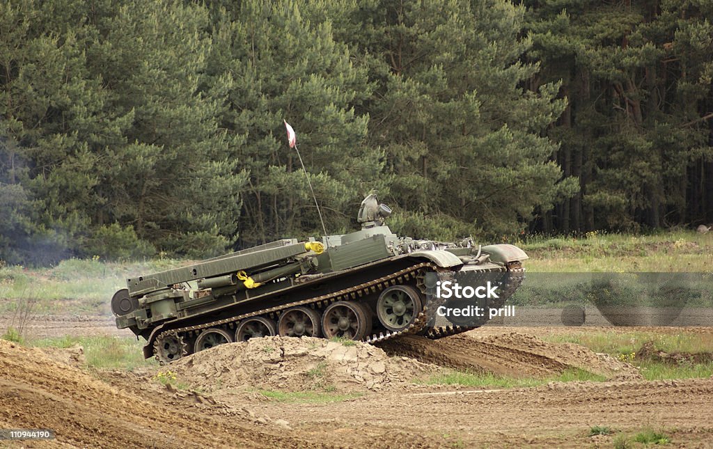 Dirigindo tanque em alto relevo - Foto de stock de A caminho royalty-free