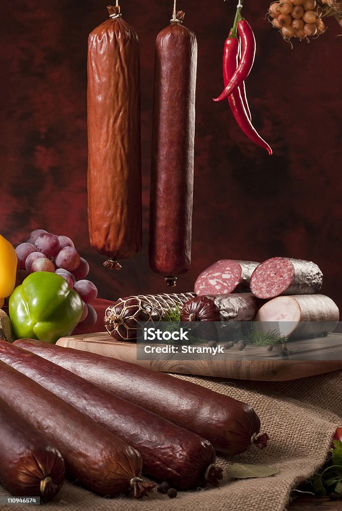 Composizione con diversi tipi di salsicce - Foto stock royalty-free di Alimento affumicato