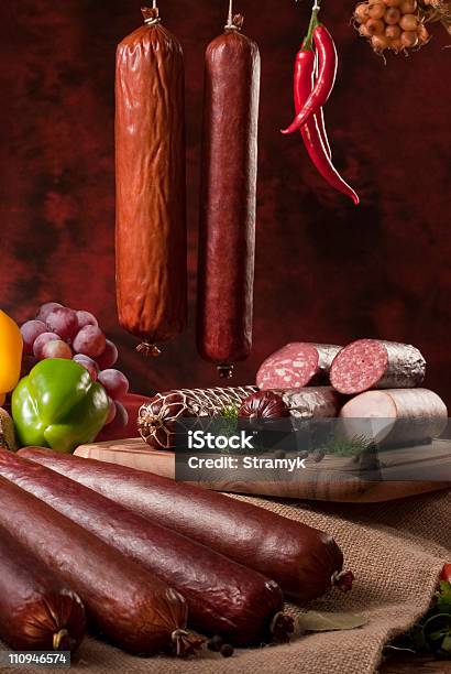 Composizione Con Diversi Tipi Di Salsicce - Fotografie stock e altre immagini di Alimento affumicato - Alimento affumicato, Carne, Cibo