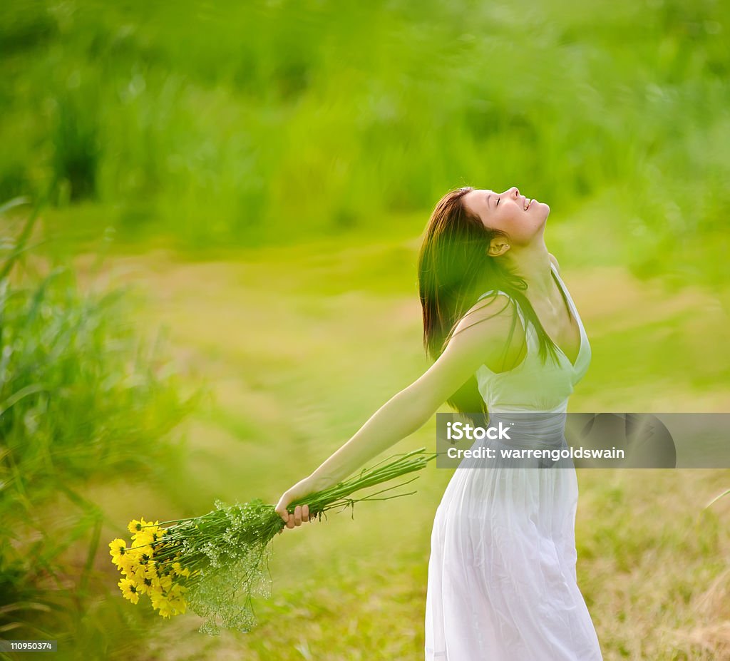 carefree atractiva chica en campo - Foto de stock de Adulto libre de derechos