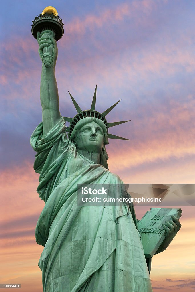 Estatua de la libertad bajo un cielo vivid - Foto de stock de Estatua de la Libertad libre de derechos