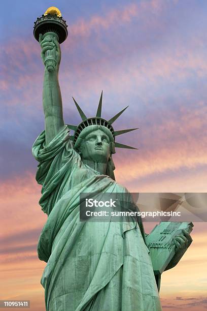 Estatua De La Libertad Bajo Un Cielo Vivid Foto de stock y más banco de imágenes de Estatua de la Libertad - Estatua de la Libertad, Aire libre, Anochecer