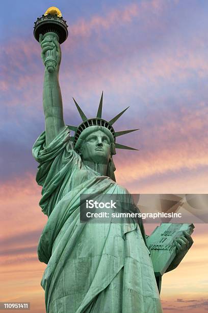 Statua Wolności Pod Niebem Żywy - zdjęcia stockowe i więcej obrazów Statua Wolności - Statua Wolności, Architektura, Bez ludzi