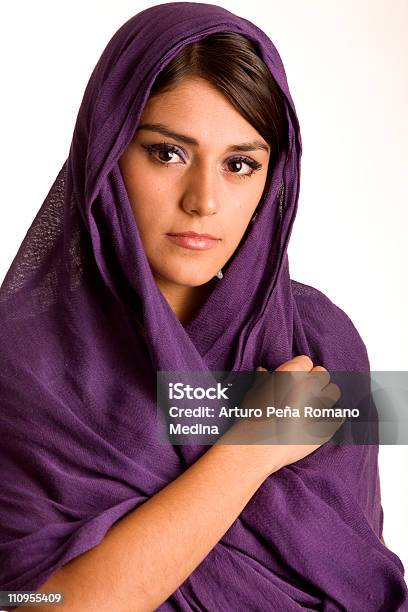 Hermosa Chica Mexicana Foto de stock y más banco de imágenes de Boca humana - Boca humana, Chal, Color - Tipo de imagen