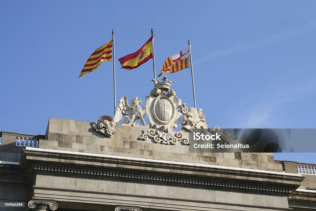 Trzy flagi W Barcelona city hall. - Zbiór zdjęć royalty-free (Architektura)