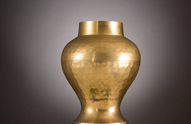vase en laiton martelé - pot of gold photos et images de collection