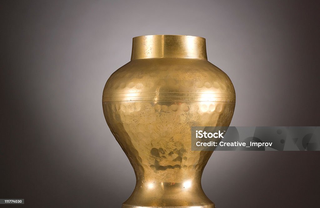 Bancone ricoperto in ottone martellato vaso - Foto stock royalty-free di Oro - Metallo