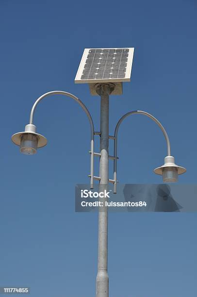 Lámpara De Poste De Energía Solar Foto de stock y más banco de imágenes de Aire libre - Aire libre, Azul, Bombilla