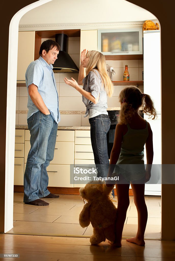 Enfant se penche sur les parents de signature - Photo de Divorce libre de droits