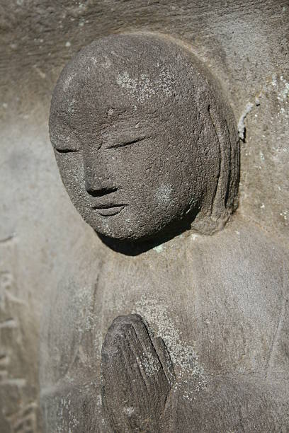 Estátua Buddist representa um pequeno grave em Tóquio - foto de acervo