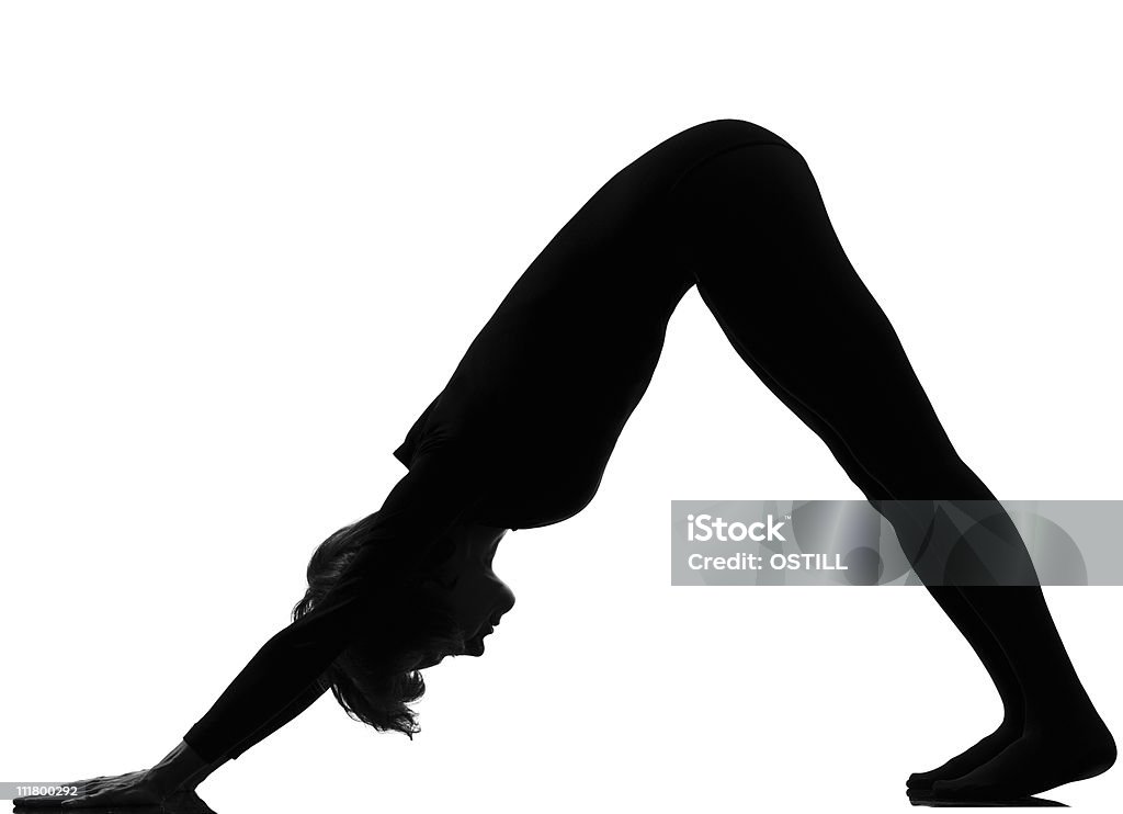 Mujer sol saludo el yoga pose namaskar surya - Foto de stock de Actividades y técnicas de relajación libre de derechos