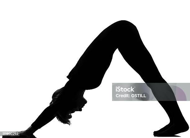 Photo libre de droit de Femme Salutation Au Soleil Yoga Surya Namaskar Posture banque d'images et plus d'images libres de droit de Adulte