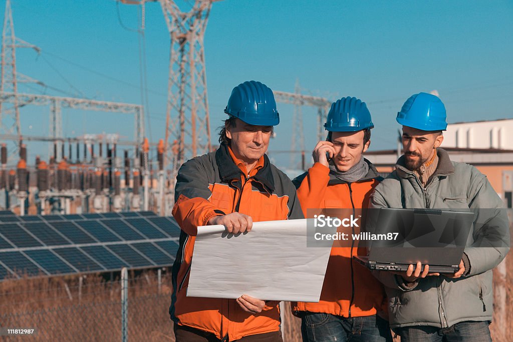 Três engenheiros no trabalho na Central de Energia Solar - Royalty-free Gerente Foto de stock