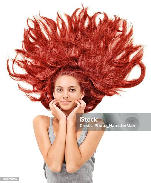 Молодые Красивые Рыжие Волосы Женщина С Хаотично Расположенными Длинные В Мелочах — стоковые фотографии и другие картинки Баловство