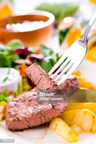 Foto de Filé De Carne Bovina Grelhado e mais fotos de stock de Batatas Prontas - Batatas Prontas, Bife, Bife de Filé