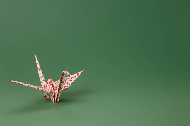 sakura origami papierowy żuraw - japan isolated origami red zdjęcia i obrazy z banku zdjęć