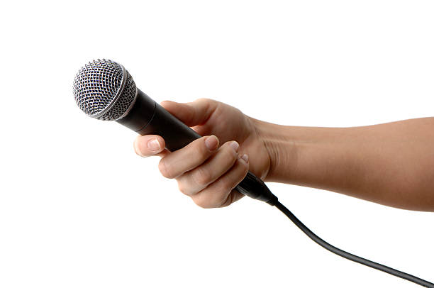 donna di canto con microfono - dynamic microphone foto e immagini stock