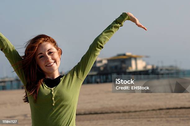 Joven Pelirrojo Mujer En La Playa De Santa Mónica Con Muelle Foto de stock y más banco de imágenes de Adolescencia