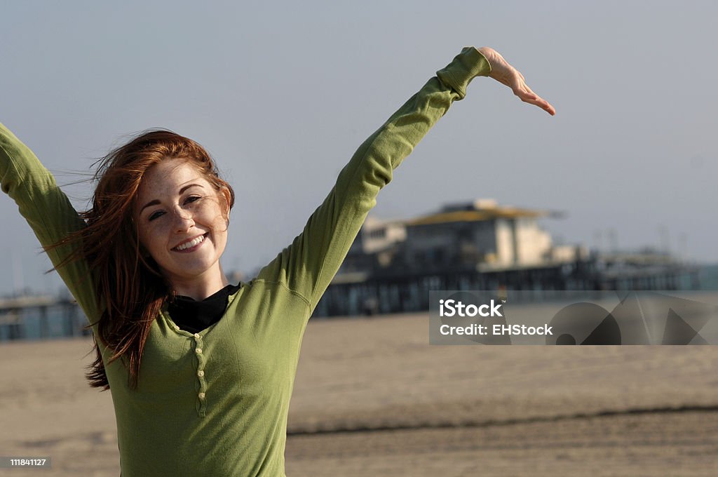 Jeune femme Cheveux roux de Santa Monica Beach et Pier - Photo de Adolescence libre de droits