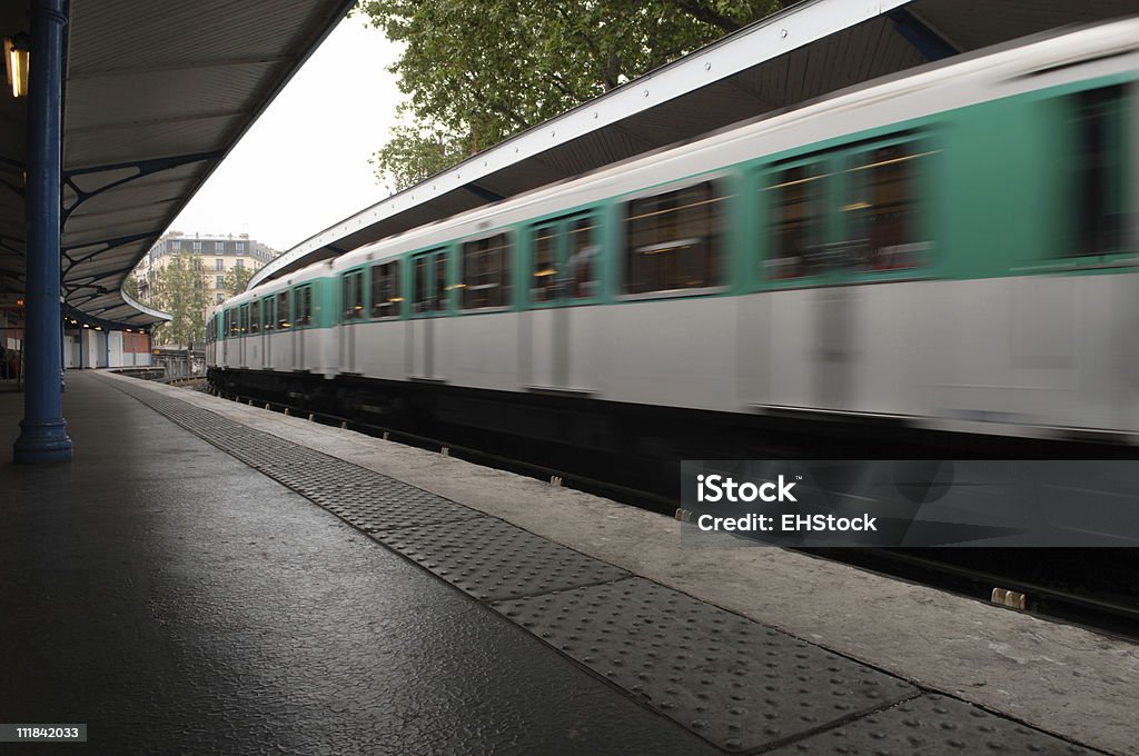 Stazione della metropolitana di Parigi treno Immagine mossa - Foto stock royalty-free di Arrivo